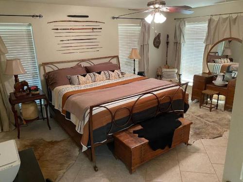 een slaapkamer met een groot bed in een kamer bij Opa's House in Abilene