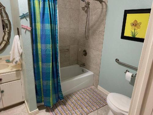 La salle de bains est pourvue d'une baignoire, de toilettes et d'une douche. dans l'établissement Opa's House, à Abilene
