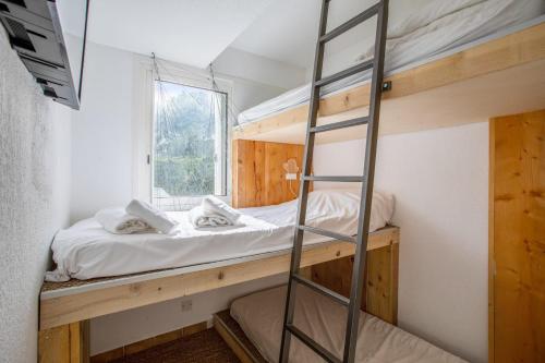 une chambre avec deux lits superposés et une échelle dans l'établissement Très bel appartement avec balcon à deux pas de la mer - Bandol - Welkeys, à Bandol