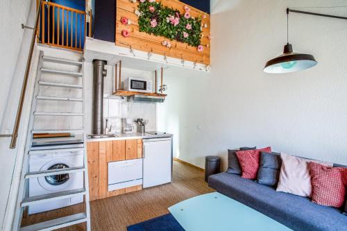 un soggiorno con divano e una cucina di Wonderful apartment with balcony close to the beach - Bandol - Welkeys a Bandol