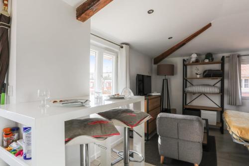 une cuisine avec une table et des chaises dans une pièce dans l'établissement Beau studio refait à neuf en plein coeur de Nice - Welkeys, à Nice