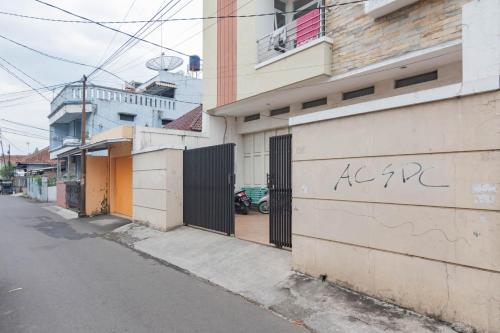 an alley with graffiti on the side of a building at KoolKost Syariah near Alun Alun Tasikmalaya (Minimum Stay 30 Nights) in Tasikmalaya