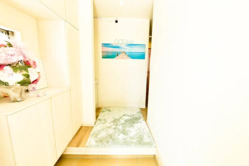 um quarto com uma porta com um tapete no chão em MAXIMAOceanTerrace希望ケ丘にある時間を忘れてゆったり過ごせる一軒家 em Onna