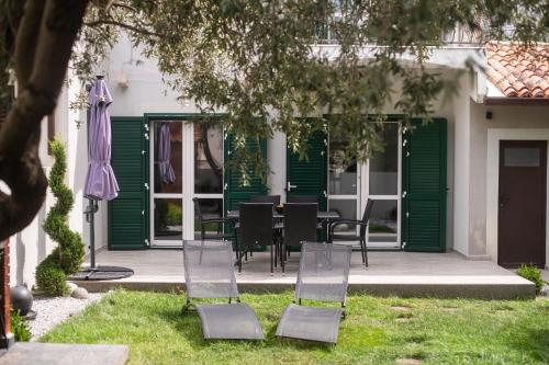 a group of chairs and a table in a yard at Villa Mungo in Starigrad-Paklenica