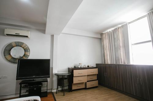 Μια τηλεόραση ή/και κέντρο ψυχαγωγίας στο Diamond Suites and Residences