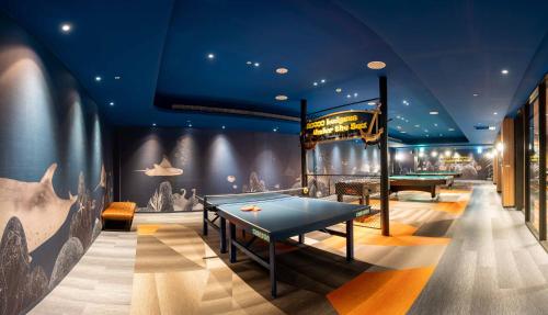 a ping pong room with a ping pong table at Hualien Farglory Hotel in Yanliau