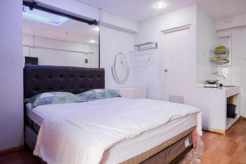 sypialnia z dużym łóżkiem w pokoju w obiekcie Apartemen Sentra Timur Residence - Fortune 88 Tower Orange w Dżakarcie