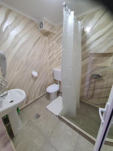 Ένα μπάνιο στο Vila OK