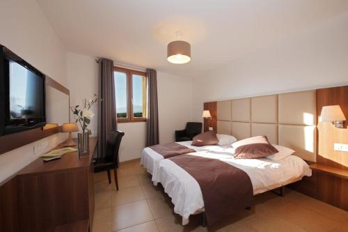 Postel nebo postele na pokoji v ubytování Logis Hotel Cara Sol