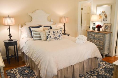 a bedroom with a large white bed with pillows at Cozy Cottage in Big Canoe in Jasper