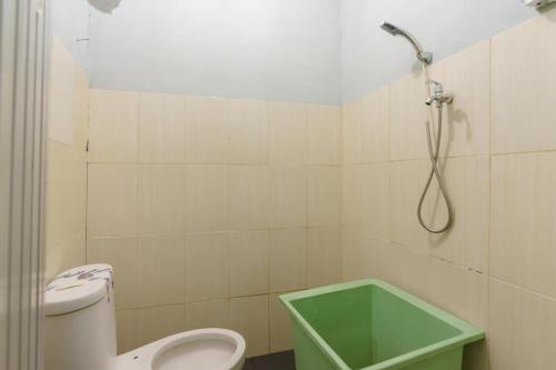 Asokatama Residence Syariah Mitra RedDoorz tesisinde bir banyo