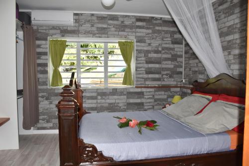 sypialnia z łóżkiem z kwiatami w obiekcie Gîte MAZUR w mieście Saint-Claude