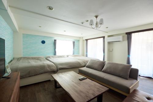 1 dormitorio con cama, sofá y mesa en Evergreen Shinjuku Luxe #2m14, en Tokio
