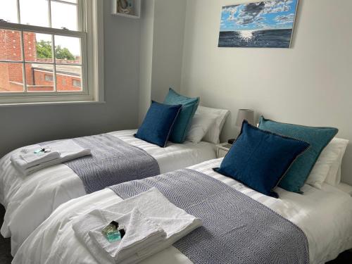 two beds sitting next to each other in a room at Solent Haven, Lymington with sea views and parking in Lymington