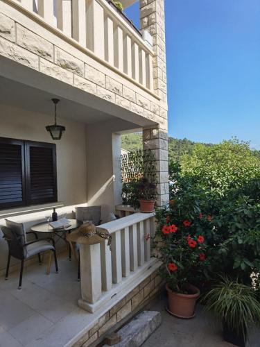 a balcony of a house with a table and chairs at Apartment Tina in Smokvica