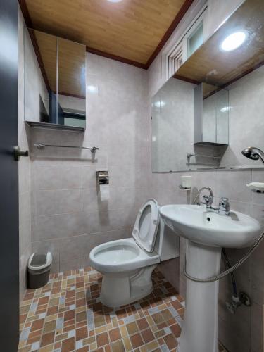 Ένα μπάνιο στο Yangyang Dream Village Pension