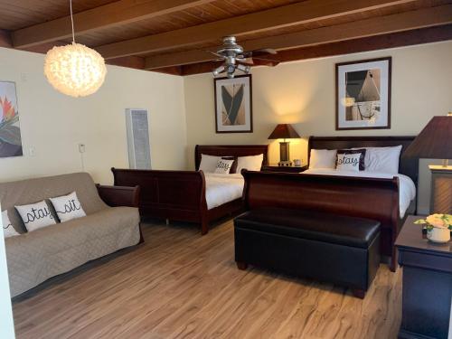 ein Schlafzimmer mit einem Bett, einem Sofa und einem Klavier in der Unterkunft Enjoy Big Charming House in Paradise Hills San Diego in San Diego