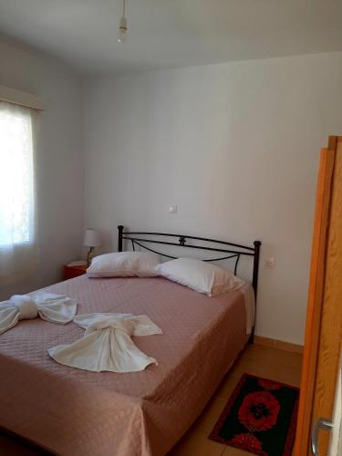 a bedroom with a bed with two towels on it at Lemon Garden 1 in Karídhion