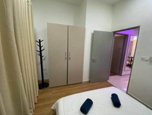 a bedroom with a white bed and a mirror at Skynature@Mesahill-Nature view-Poolview-Fast Wifi in Nilai