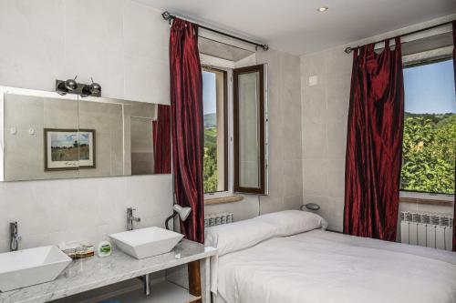 a bathroom with two twin beds and a window at Casa Friano in Amandola