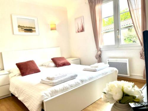 une chambre avec un lit avec des serviettes dessus dans l'établissement Authentique Villa Landaise SOUSTONS 7pers., à Soustons