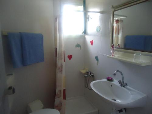Ένα μπάνιο στο Saloustros Apartments