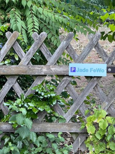 uma cerca de madeira com um sinal azul em Jade FeWo Cottbus em Cottbus