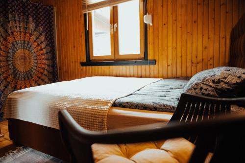 Schlafzimmer mit einem Bett und einem Fenster in der Unterkunft Dom Królowy Most 67 in Królowy Most