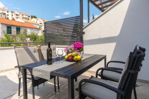 - une table avec un bol de fruits sur le balcon dans l'établissement Apartment Gloria, à Dubrovnik