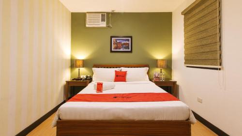 מיטה או מיטות בחדר ב-RedDoorz @ Gardenview Hotel GTower Angeles