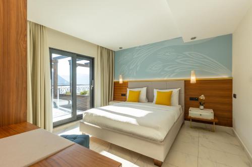 Postel nebo postele na pokoji v ubytování HUMA Kotor Bay Hotel and Villas