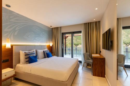 Postel nebo postele na pokoji v ubytování HUMA Kotor Bay Hotel and Villas