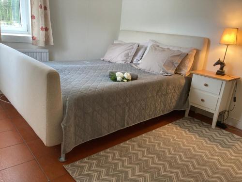 um quarto com uma cama com um urso de peluche em Nyholms Gård em Lundsbrunn