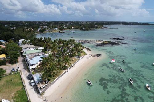 - une vue aérienne sur une plage avec des bateaux dans l'eau dans l'établissement Islands View - Mazor Beach Villas, à Grand Gaube
