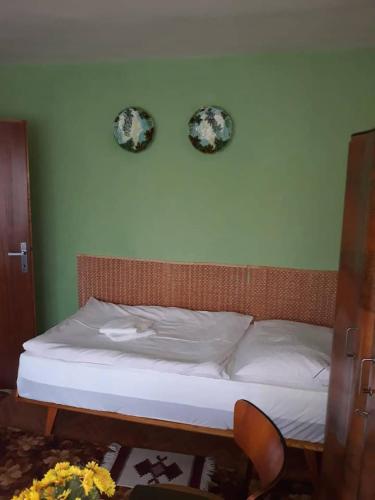 1 cama en una habitación con 2 platos en la pared en Hikers Paradise Private Apartment in Poprad, en Poprad