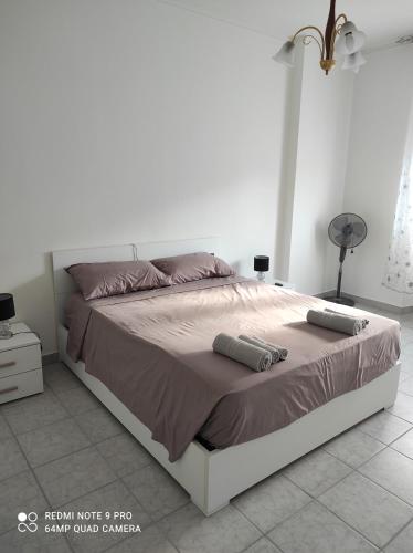 Una cama con dos almohadas encima en un dormitorio. en Appartamento Giulio Cesare, en Novara