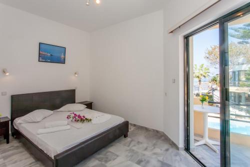 Postel nebo postele na pokoji v ubytování Akasti Hotel