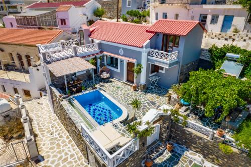 uma vista aérea de uma casa com piscina em Villa Anastasia em Voládha