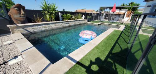 une piscine avec une bouche d'incendie dans l'eau dans l'établissement La Cersoise, 10 min des plages, à Cers