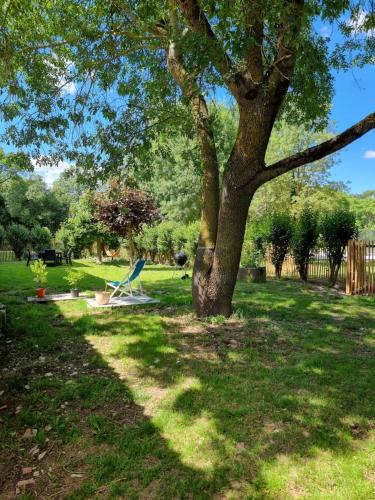Taman di luar Les gîtes du château