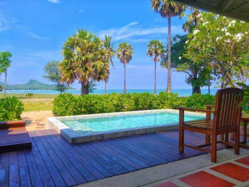 สระว่ายน้ำที่อยู่ใกล้ ๆ หรือใน Sirarun Resort
