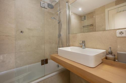 A bathroom at Marbella Real - 2 Bedroom Apartment