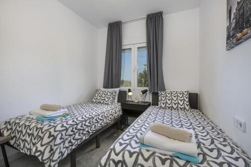 A bed or beds in a room at Marbella Real - 2 Bedroom Apartment