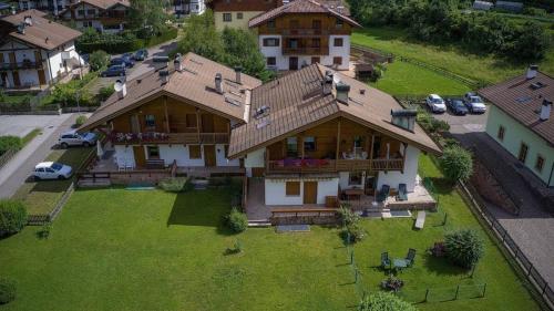 an aerial view of a large house with a yard at Appartamento Bucaneve in Predazzo