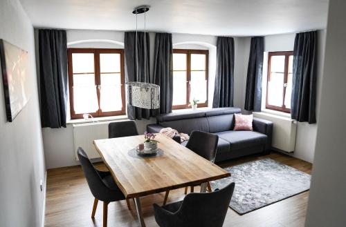 uma sala de estar com uma mesa e um sofá em Hänsel und Gretel em Dinkelsbühl