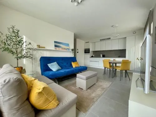 West Bay 4D 0103 picture