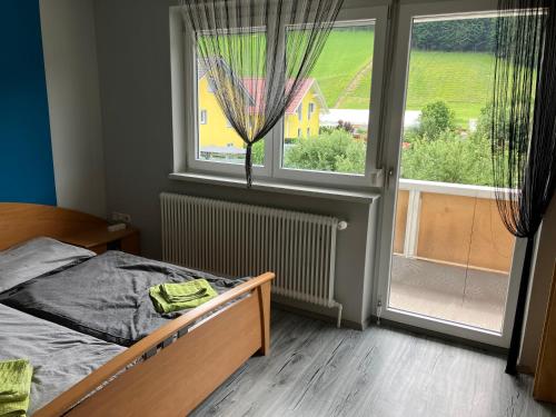 1 dormitorio con cama y ventana grande en Gleinstraße 24 Wohnung en Sankt Margarethen bei Knittelfeld