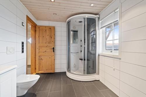 Ett badrum på Idyllisk sjøhus på Naurstad