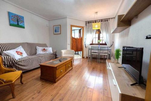 - un salon avec un canapé et une table dans l'établissement El apartamentín de Lastres, à Lastres