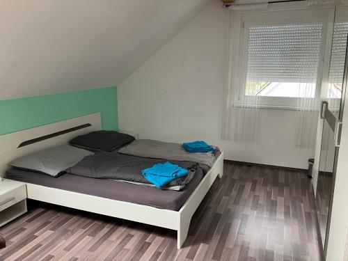 sypialnia z łóżkiem i oknem w obiekcie Appartement GL24 w mieście Sankt Margarethen bei Knittelfeld